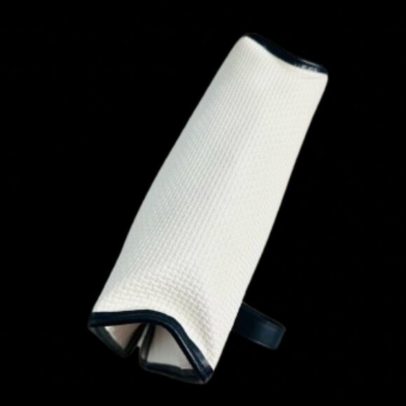 Yves Saint Laurent (YSL) Triangle Plate Cassandra Handle Bag w/COA and dust bag - Picture 4 of 10